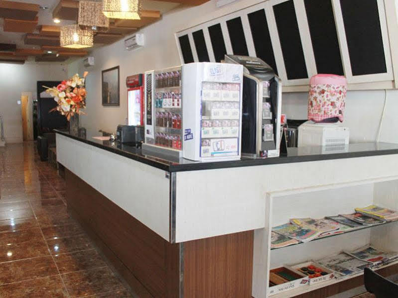 派拉蒙酒店 Biringkanya 外观 照片